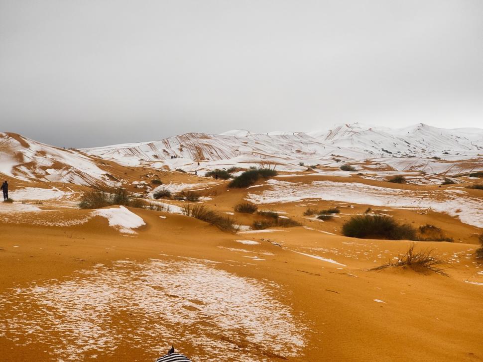 Peisaj SF în Sahara, unde a nins iar zăpada a acoperit dunele de nisip. Localnicii din apropiere s-au dus la derdeluș 1052929