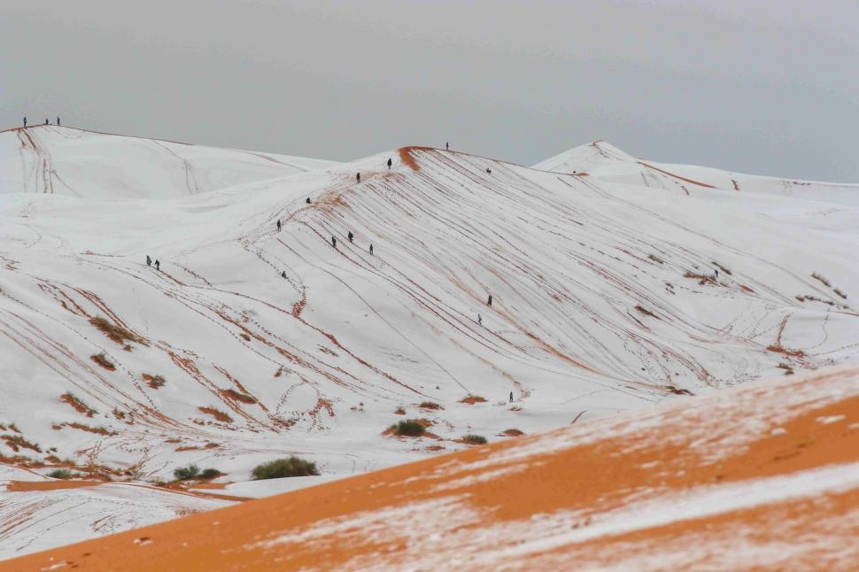 Peisaj SF în Sahara, unde a nins iar zăpada a acoperit dunele de nisip. Localnicii din apropiere s-au dus la derdeluș 1052930