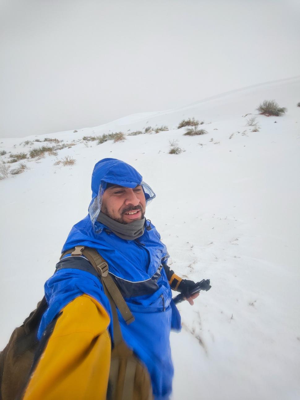 Peisaj SF în Sahara, unde a nins iar zăpada a acoperit dunele de nisip. Localnicii din apropiere s-au dus la derdeluș 1052931