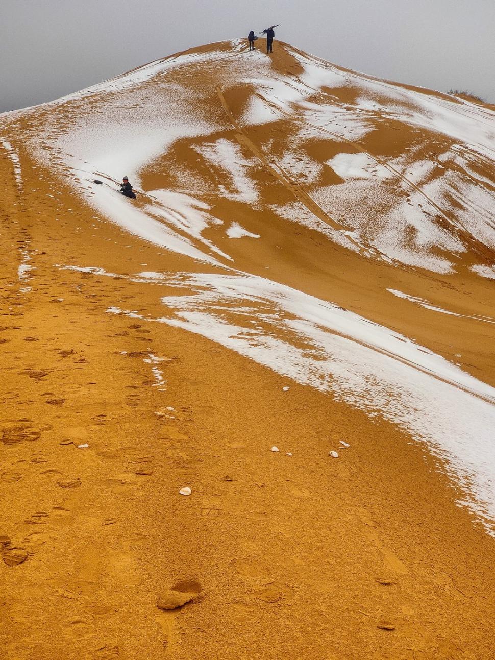 Peisaj SF în Sahara, unde a nins iar zăpada a acoperit dunele de nisip. Localnicii din apropiere s-au dus la derdeluș 1052932