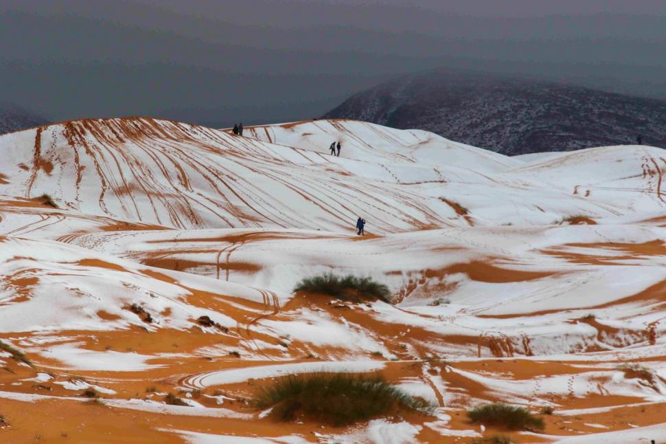 Peisaj SF în Sahara, unde a nins iar zăpada a acoperit dunele de nisip. Localnicii din apropiere s-au dus la derdeluș 1052940