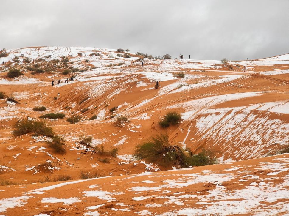 Peisaj SF în Sahara, unde a nins iar zăpada a acoperit dunele de nisip. Localnicii din apropiere s-au dus la derdeluș 1052941