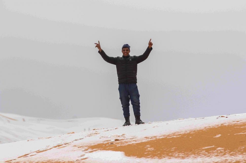 Peisaj SF în Sahara, unde a nins iar zăpada a acoperit dunele de nisip. Localnicii din apropiere s-au dus la derdeluș 1052946