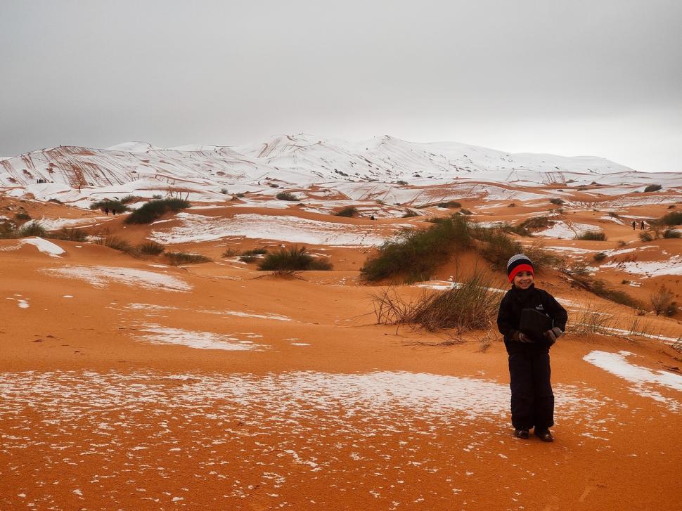 Peisaj SF în Sahara, unde a nins iar zăpada a acoperit dunele de nisip. Localnicii din apropiere s-au dus la derdeluș 1052947