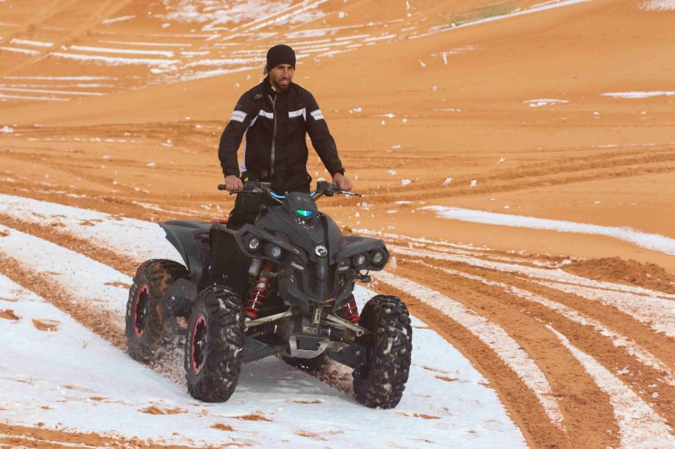 Peisaj SF în Sahara, unde a nins iar zăpada a acoperit dunele de nisip. Localnicii din apropiere s-au dus la derdeluș 1052949