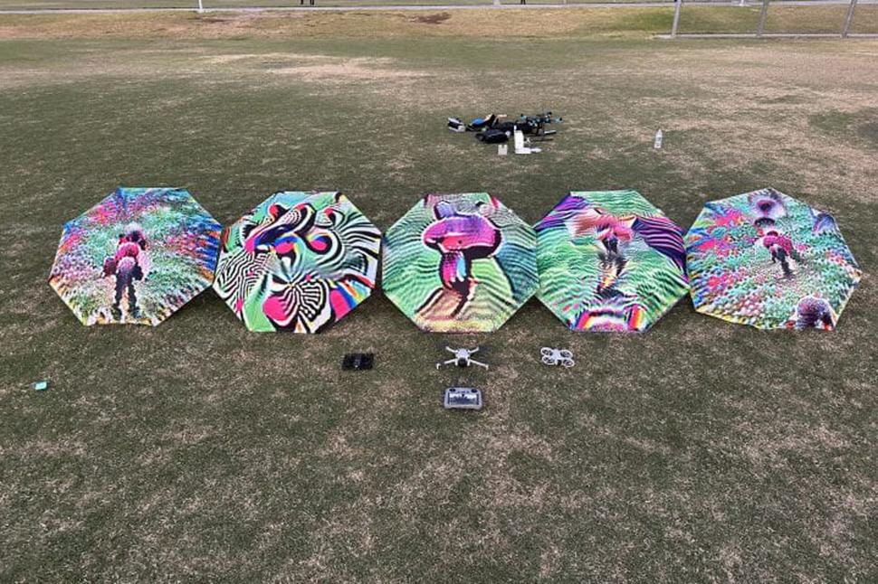 Umbrela care poate doborî drone: Cum arată modelul vizual special de pe accesoriul de ploaie care păcălește aparatul de zbor fără pilot 1052890