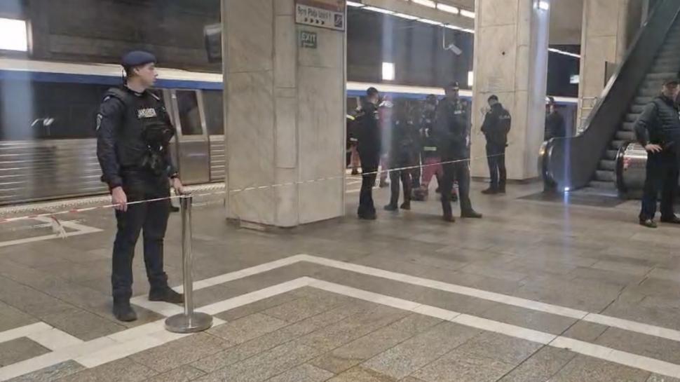 Un tânăr de 22 de ani a murit călcat de metrou la stația Piața Unirii 2 din București. Circulația garniturilor de tren este afectată 1053068