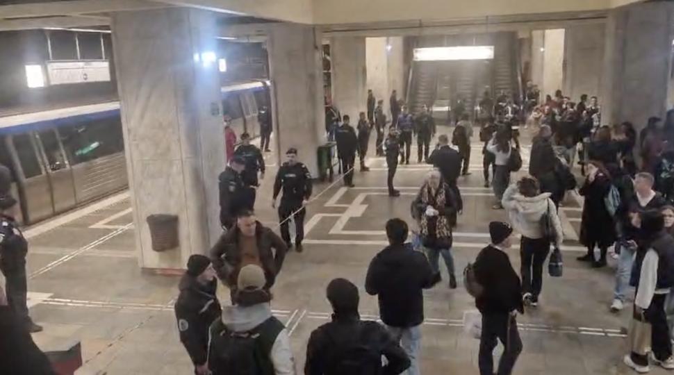 Un tânăr de 22 de ani a murit călcat de metrou la stația Piața Unirii 2 din București. Circulația garniturilor de tren este afectată 1053070