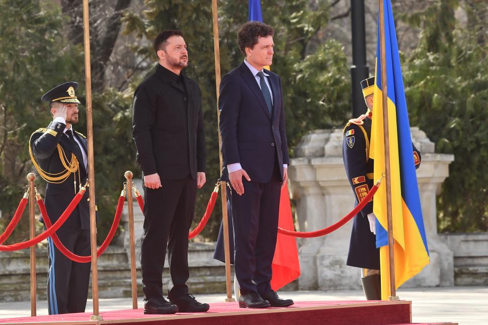 Vizita lui Zelenski la București, surprinsă în imagini. Cum a fost primit de Nicușor Dan la Cotroceni  1053017