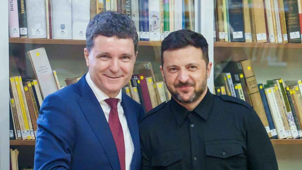nicusor dan presedintele romaniei in stanga si volodimir zelenski presedintele ucrainei in dreapta