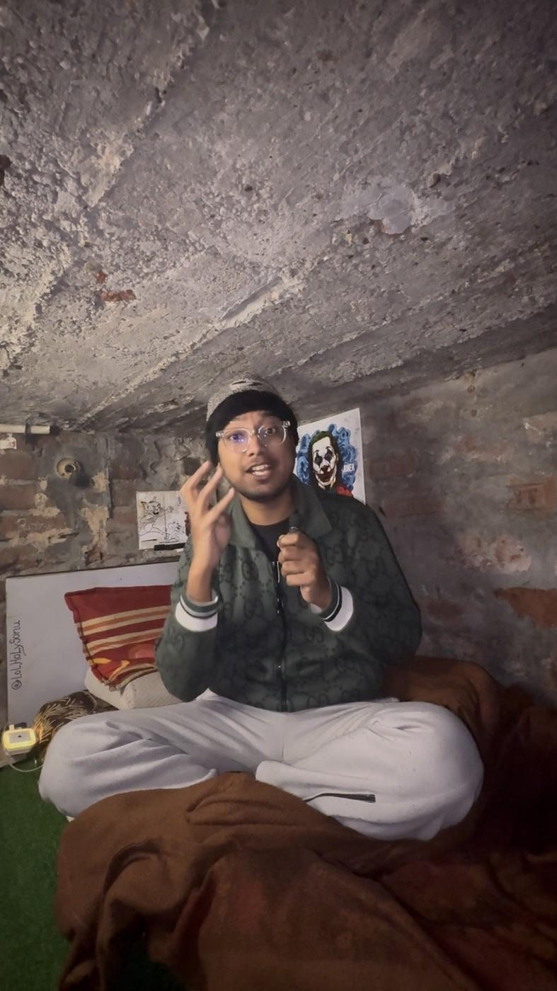 Un tânăr s-a mutat într-o „cutie din beton” fără ferestre după ce a rămas șomer, iar acum câștigă o avere din asta 1053346