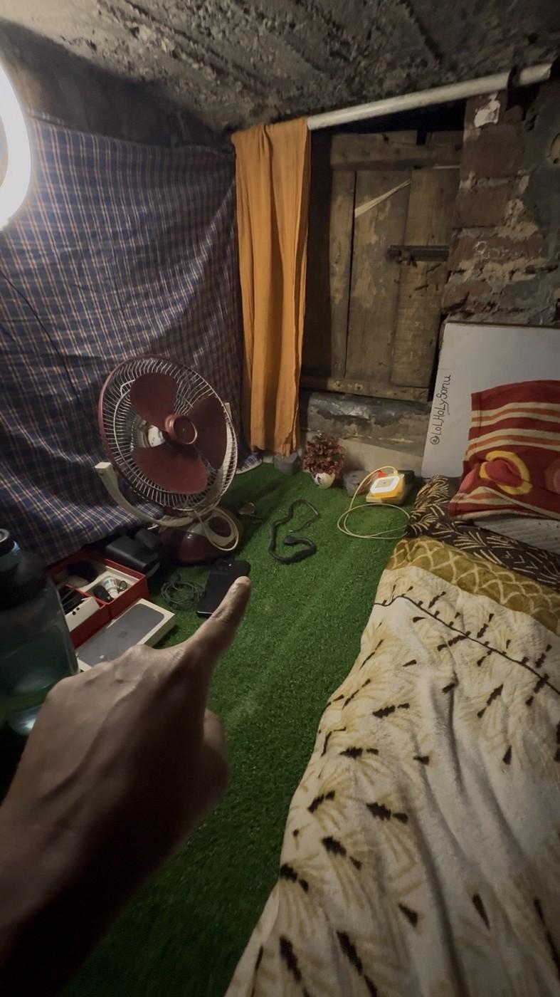 Un tânăr s-a mutat într-o „cutie din beton” fără ferestre după ce a rămas șomer, iar acum câștigă o avere din asta 1053347