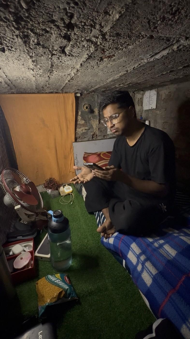 Un tânăr s-a mutat într-o „cutie din beton” fără ferestre după ce a rămas șomer, iar acum câștigă o avere din asta 1053348