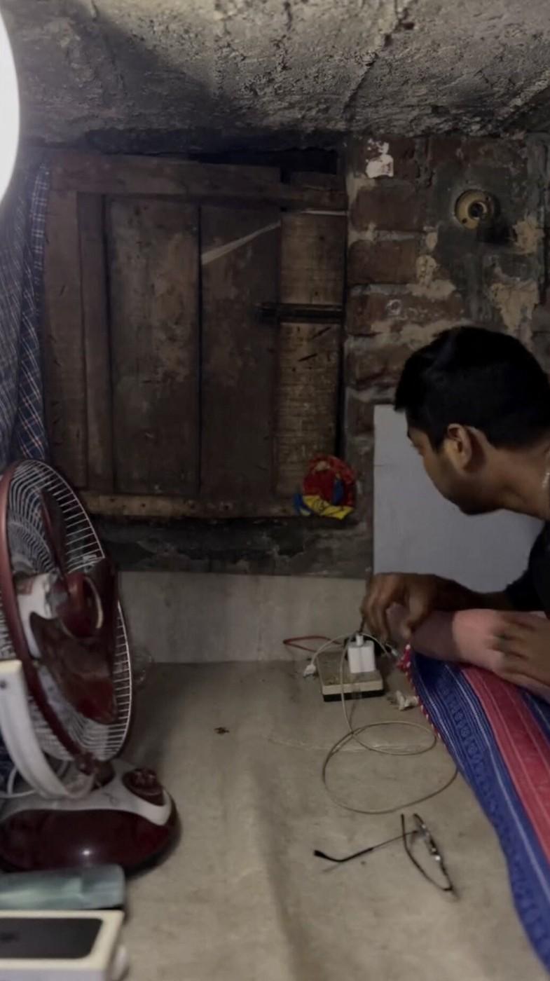 Un tânăr s-a mutat într-o „cutie din beton” fără ferestre după ce a rămas șomer, iar acum câștigă o avere din asta 1053350