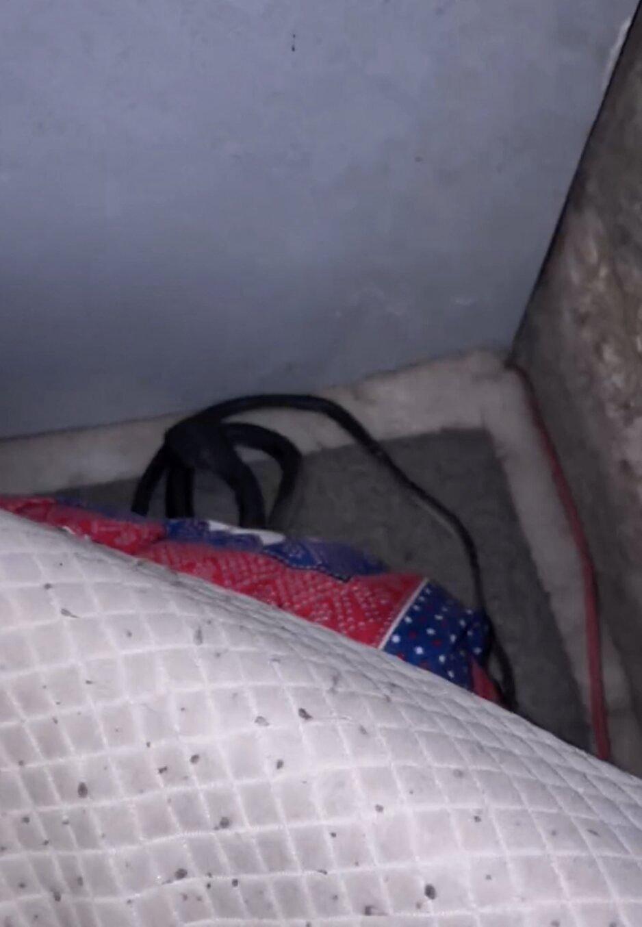 Un tânăr s-a mutat într-o „cutie din beton” fără ferestre după ce a rămas șomer, iar acum câștigă o avere din asta 1053352