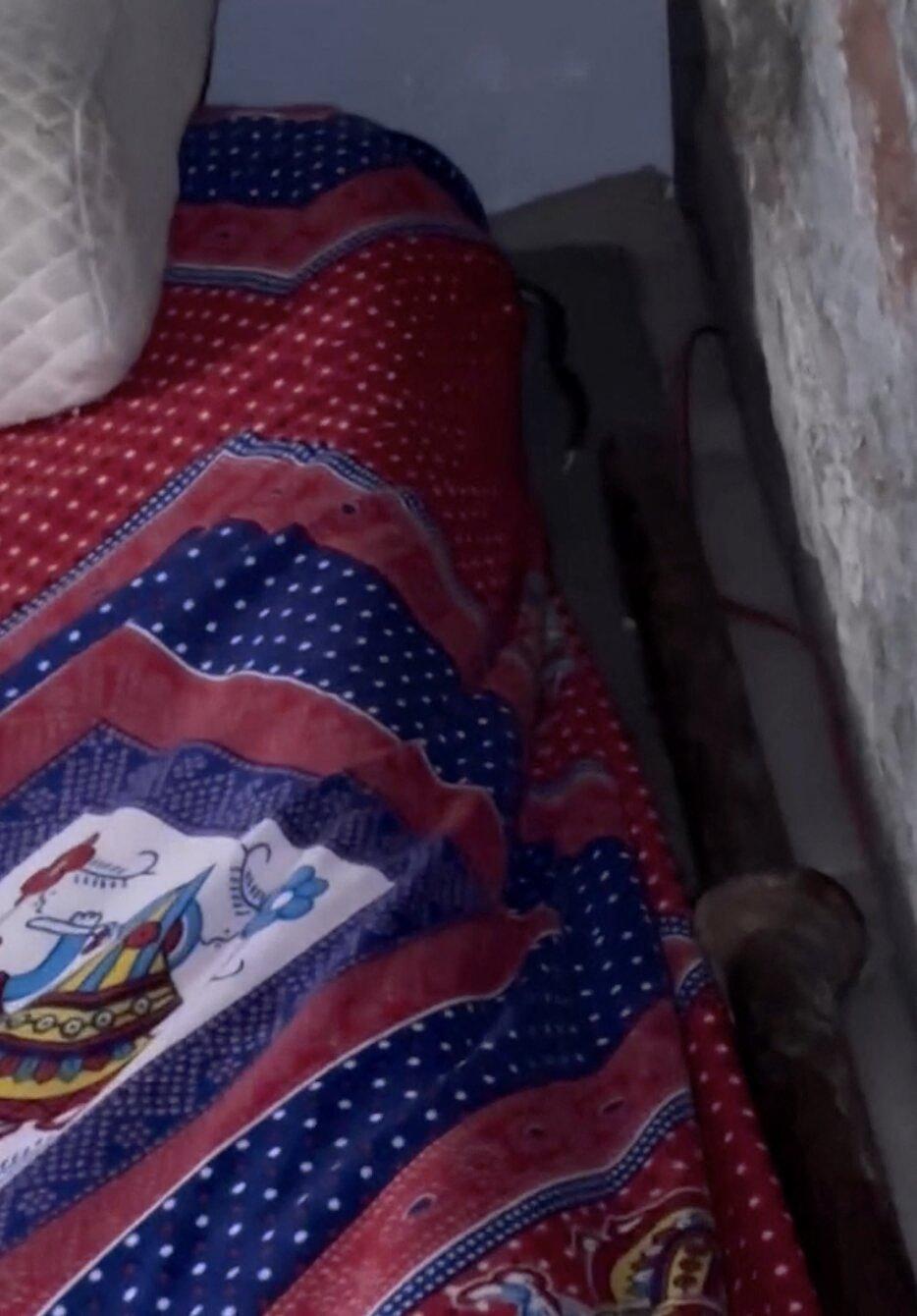 Un tânăr s-a mutat într-o „cutie din beton” fără ferestre după ce a rămas șomer, iar acum câștigă o avere din asta 1053353