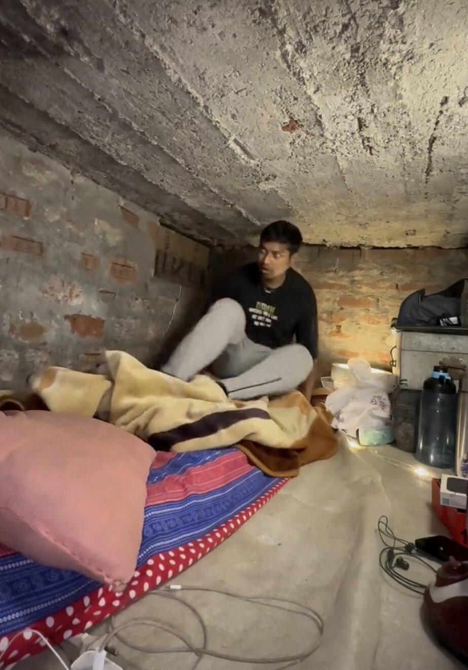 Un tânăr s-a mutat într-o „cutie din beton” fără ferestre după ce a rămas șomer, iar acum câștigă o avere din asta 1053355