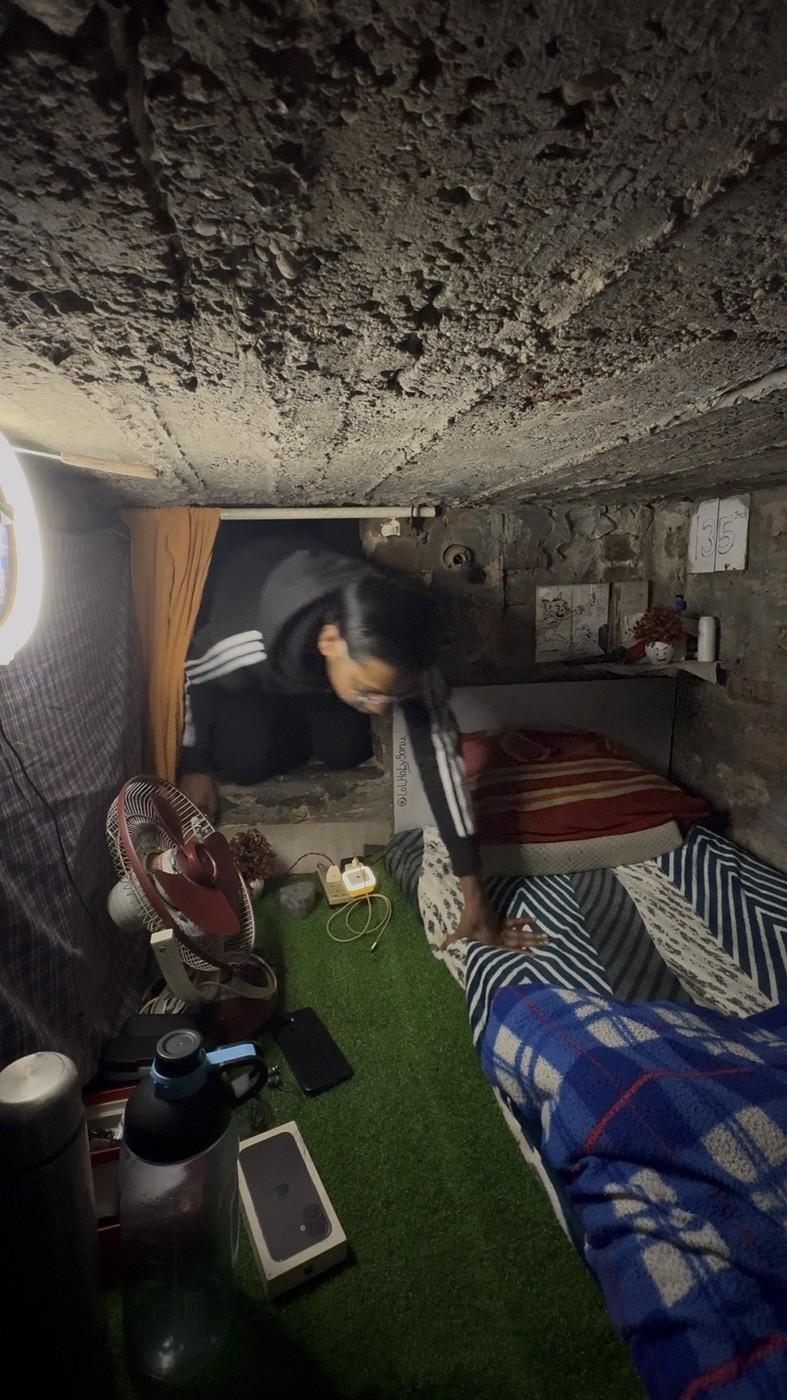 Un tânăr s-a mutat într-o „cutie din beton” fără ferestre după ce a rămas șomer, iar acum câștigă o avere din asta 1053356