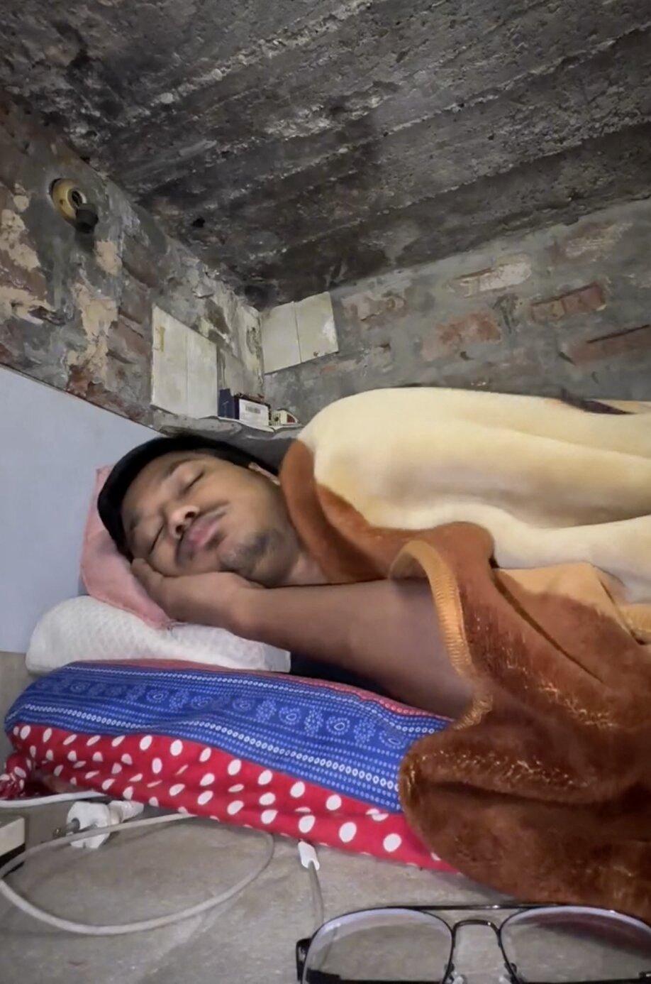 Un tânăr s-a mutat într-o „cutie din beton” fără ferestre după ce a rămas șomer, iar acum câștigă o avere din asta 1053357