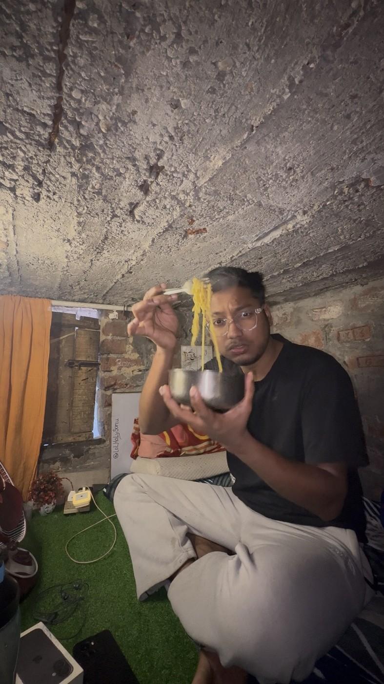 Un tânăr s-a mutat într-o „cutie din beton” fără ferestre după ce a rămas șomer, iar acum câștigă o avere din asta 1053358