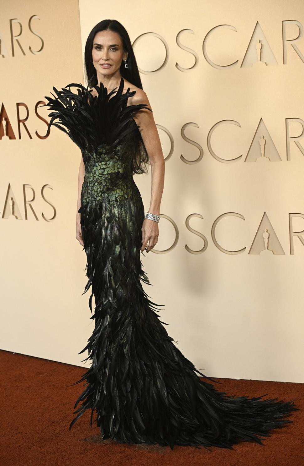 Oscar 2026. Imagini de covorul roșu și momente virale. Emma Stone a purtat „metal lichid”, Javier Bardem a stârnit reacții cu o broșă 1053662