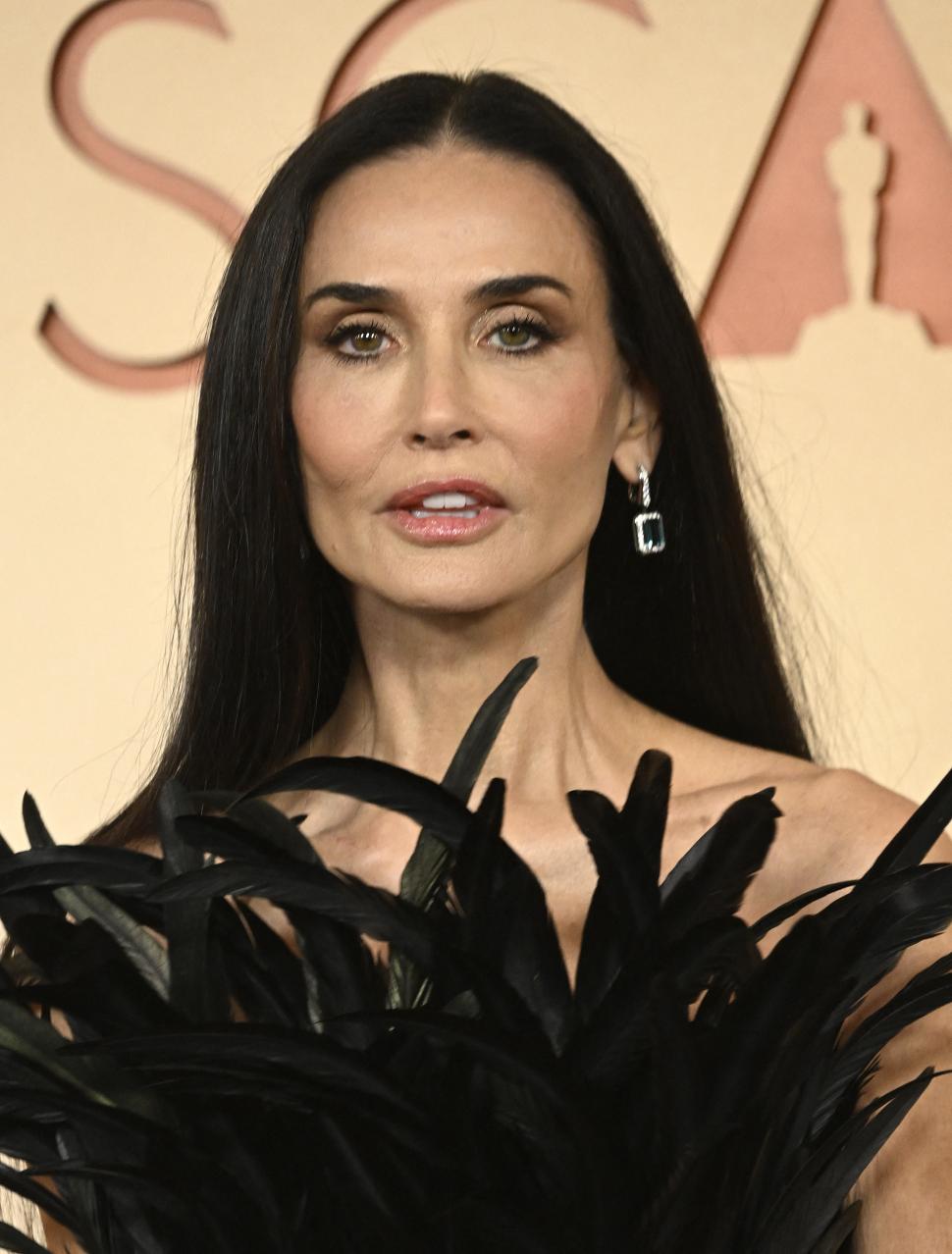 Oscar 2026. Imagini de covorul roșu și momente virale. Emma Stone a purtat „metal lichid”, Javier Bardem a stârnit reacții cu o broșă 1053663