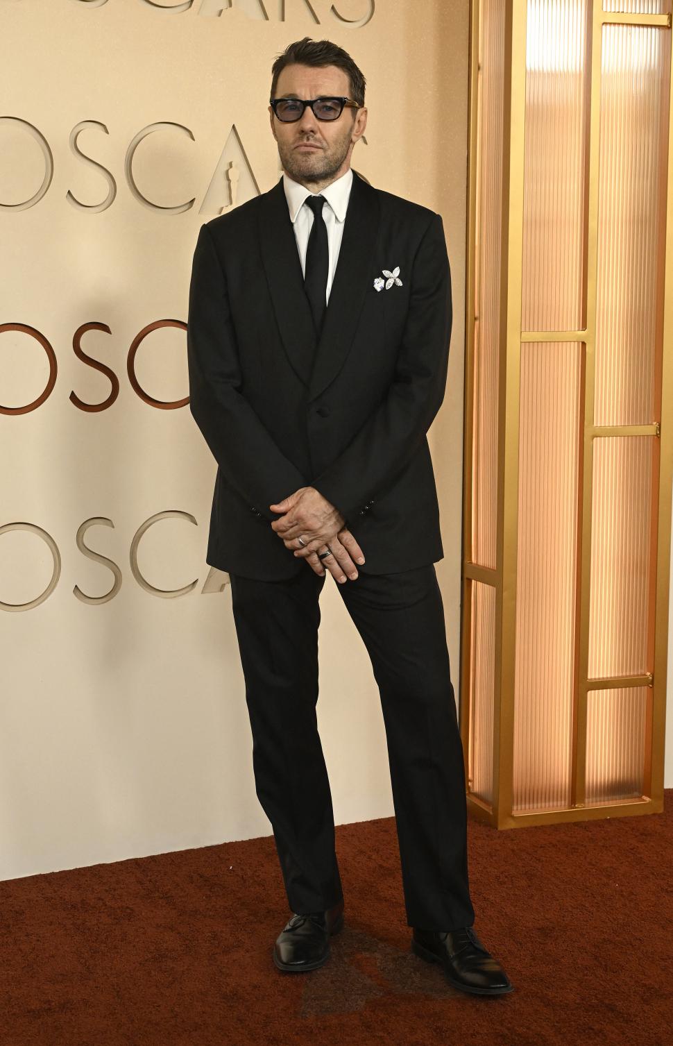 Oscar 2026. Imagini de covorul roșu și momente virale. Emma Stone a purtat „metal lichid”, Javier Bardem a stârnit reacții cu o broșă 1053669