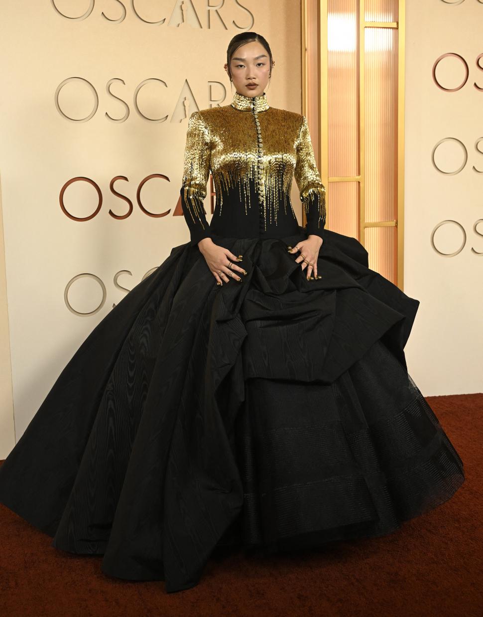 Oscar 2026. Imagini de covorul roșu și momente virale. Emma Stone a purtat „metal lichid”, Javier Bardem a stârnit reacții cu o broșă 1053674