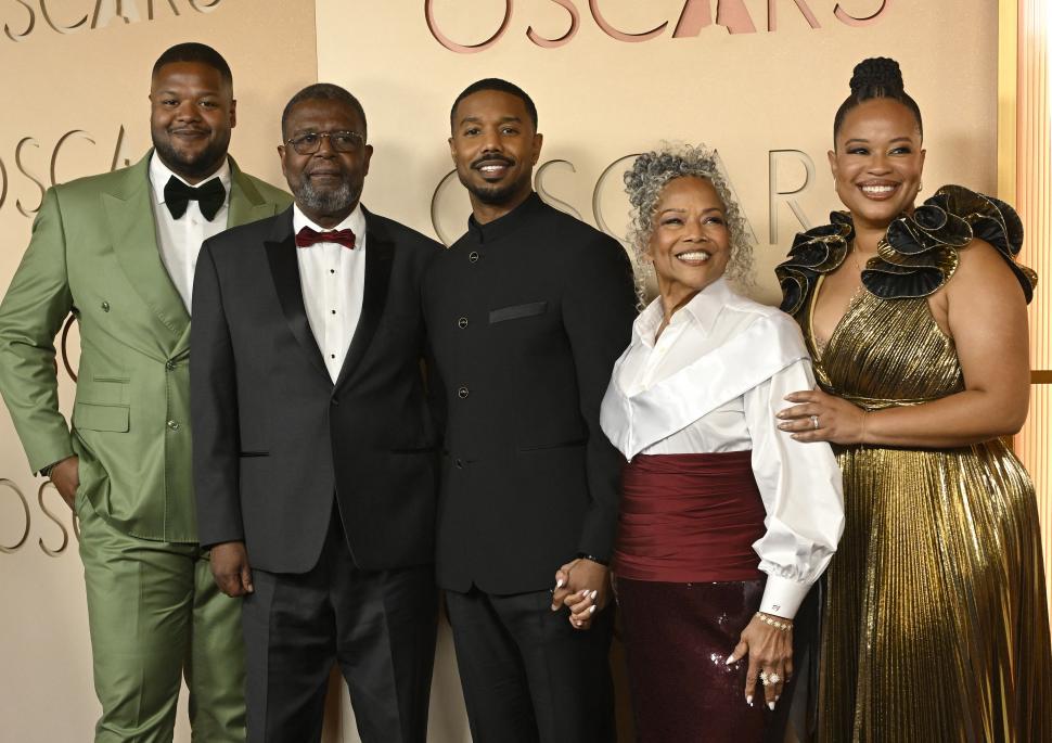 Oscar 2026. Imagini de covorul roșu și momente virale. Emma Stone a purtat „metal lichid”, Javier Bardem a stârnit reacții cu o broșă 1053684