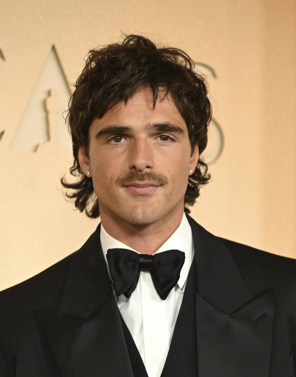 Oscar 2026. Imagini de covorul roșu și momente virale. Emma Stone a purtat „metal lichid”, Javier Bardem a stârnit reacții cu o broșă 1053688