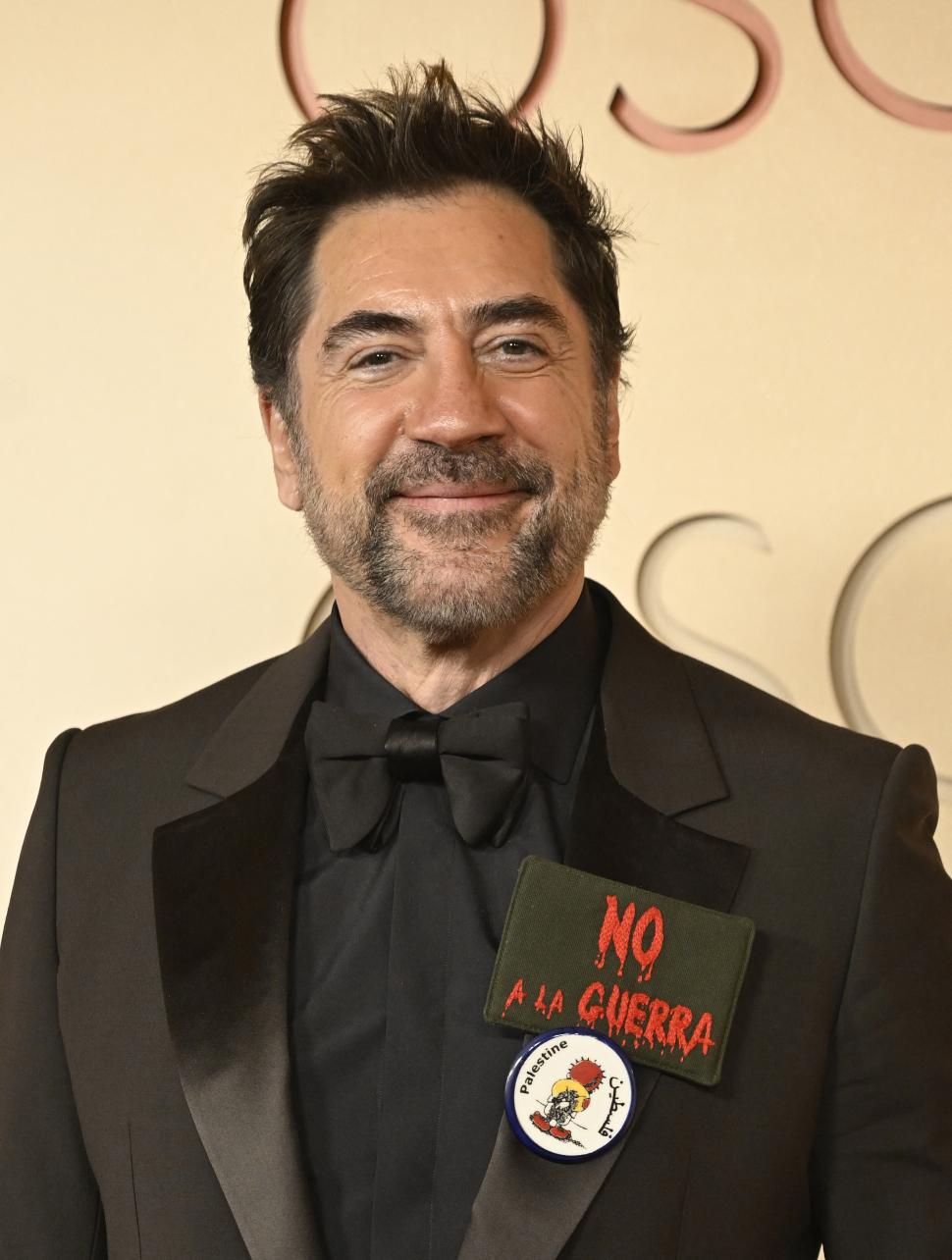 Oscar 2026. Imagini de covorul roșu și momente virale. Emma Stone a purtat „metal lichid”, Javier Bardem a stârnit reacții cu o broșă 1053689