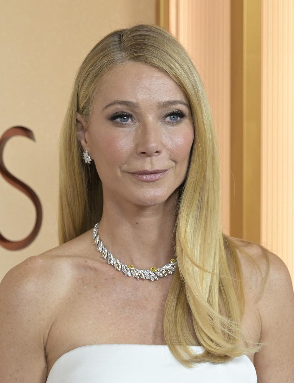 Oscar 2026. Imagini de covorul roșu și momente virale. Emma Stone a purtat „metal lichid”, Javier Bardem a stârnit reacții cu o broșă 1053691