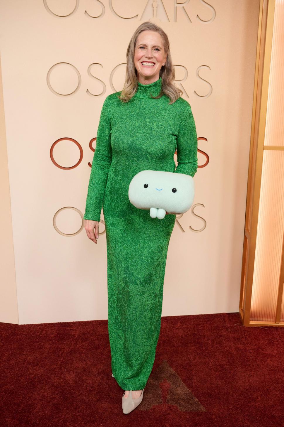 Oscar 2026. Imagini de covorul roșu și momente virale. Emma Stone a purtat „metal lichid”, Javier Bardem a stârnit reacții cu o broșă 1053693