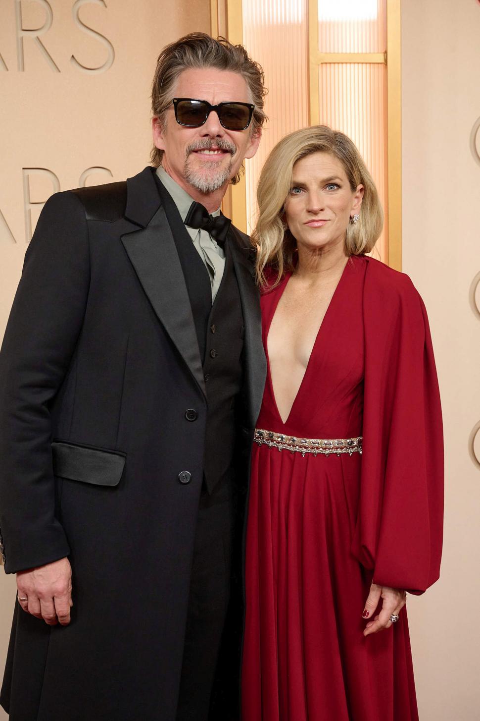 Oscar 2026. Imagini de covorul roșu și momente virale. Emma Stone a purtat „metal lichid”, Javier Bardem a stârnit reacții cu o broșă 1053697