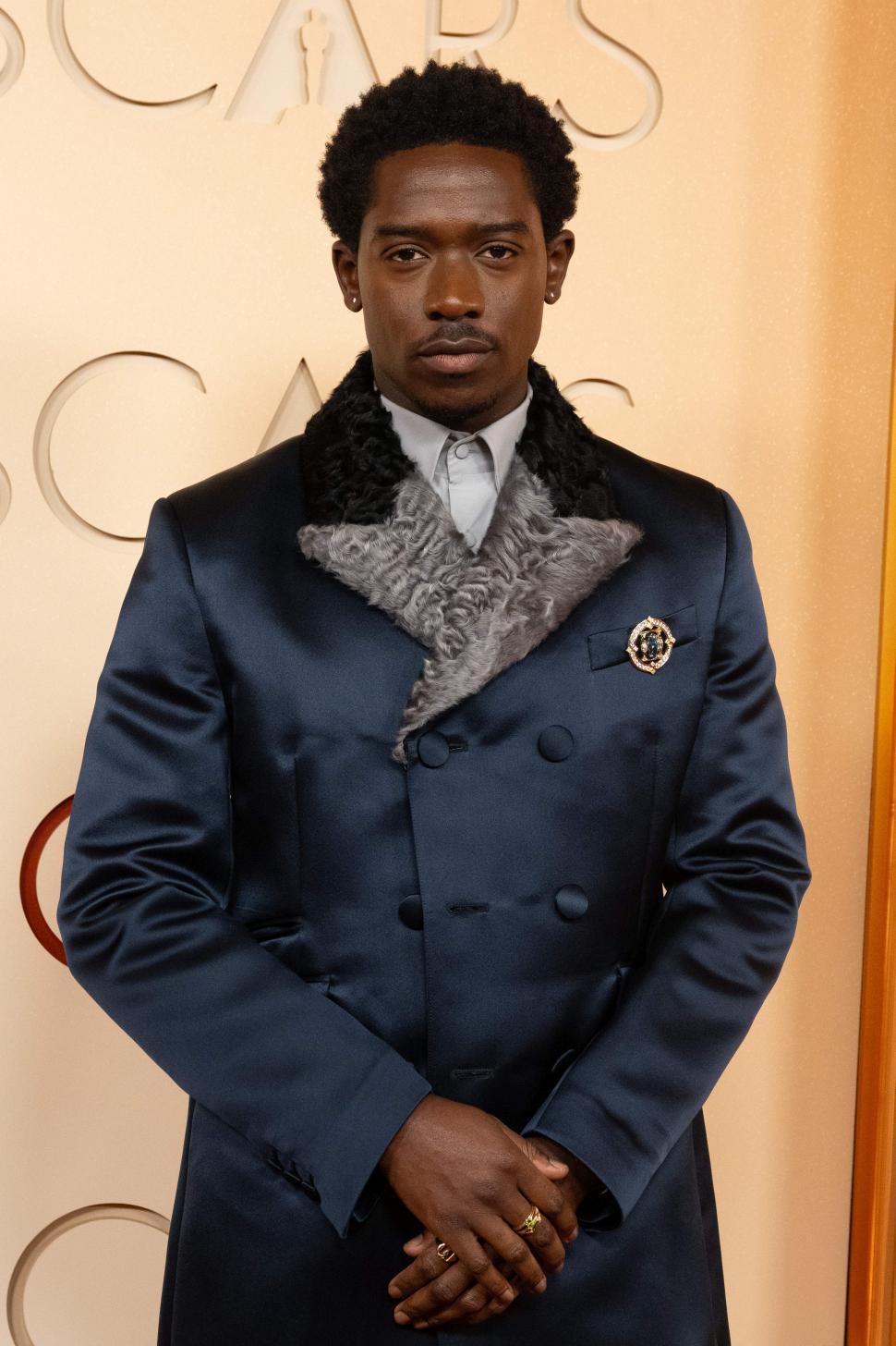 Oscar 2026. Imagini de covorul roșu și momente virale. Emma Stone a purtat „metal lichid”, Javier Bardem a stârnit reacții cu o broșă 1053698