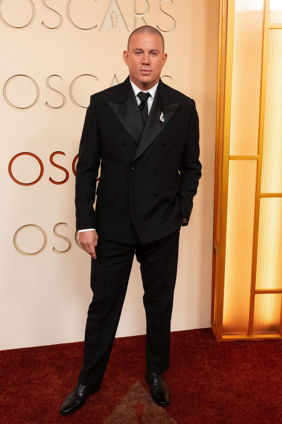 Oscar 2026. Imagini de covorul roșu și momente virale. Emma Stone a purtat „metal lichid”, Javier Bardem a stârnit reacții cu o broșă 1053700