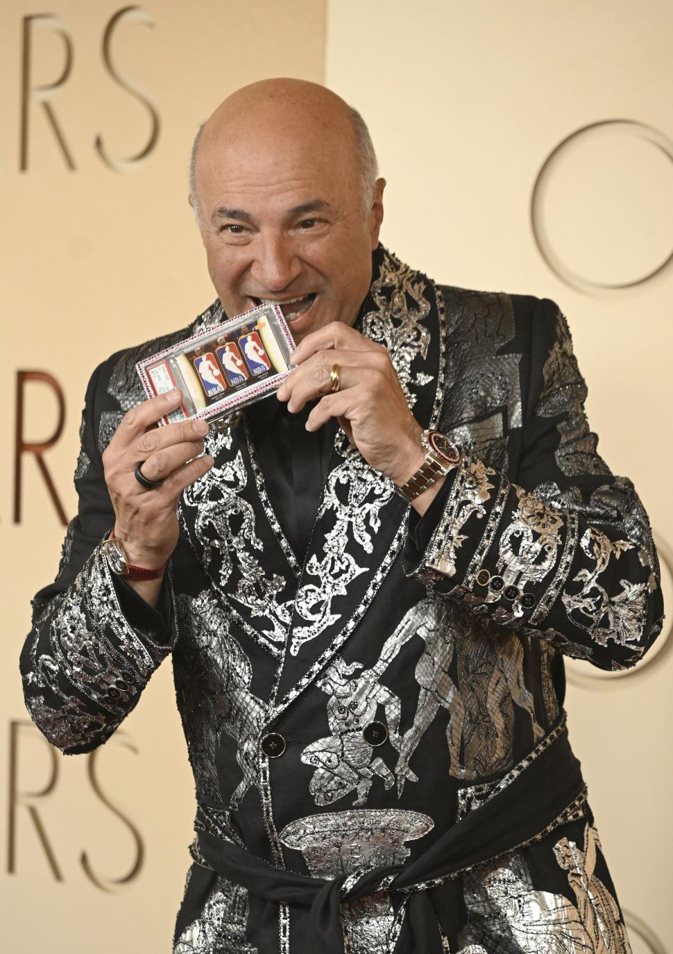 Oscar 2026. Imagini de covorul roșu și momente virale. Emma Stone a purtat „metal lichid”, Javier Bardem a stârnit reacții cu o broșă 1053708