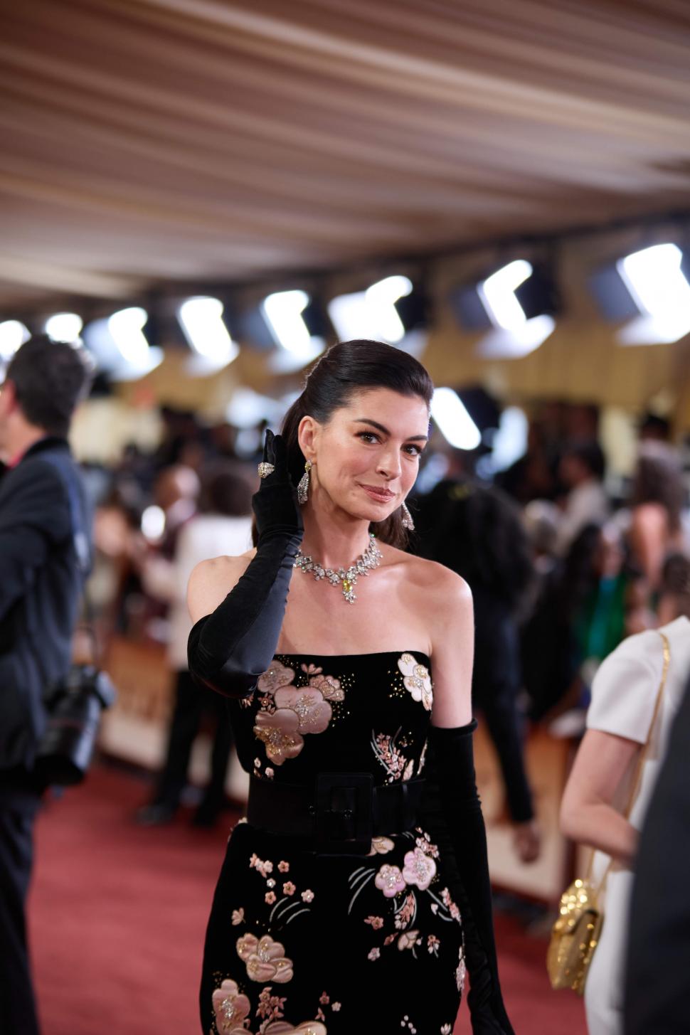 Oscar 2026. Imagini de covorul roșu și momente virale. Emma Stone a purtat „metal lichid”, Javier Bardem a stârnit reacții cu o broșă 1053710