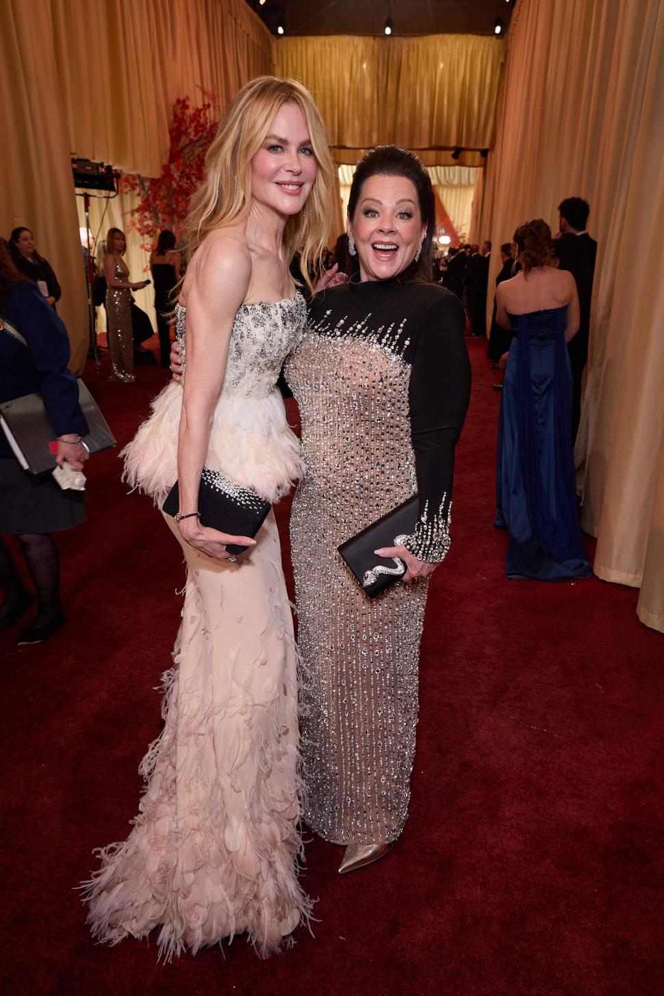 Oscar 2026. Imagini de covorul roșu și momente virale. Emma Stone a purtat „metal lichid”, Javier Bardem a stârnit reacții cu o broșă 1053711