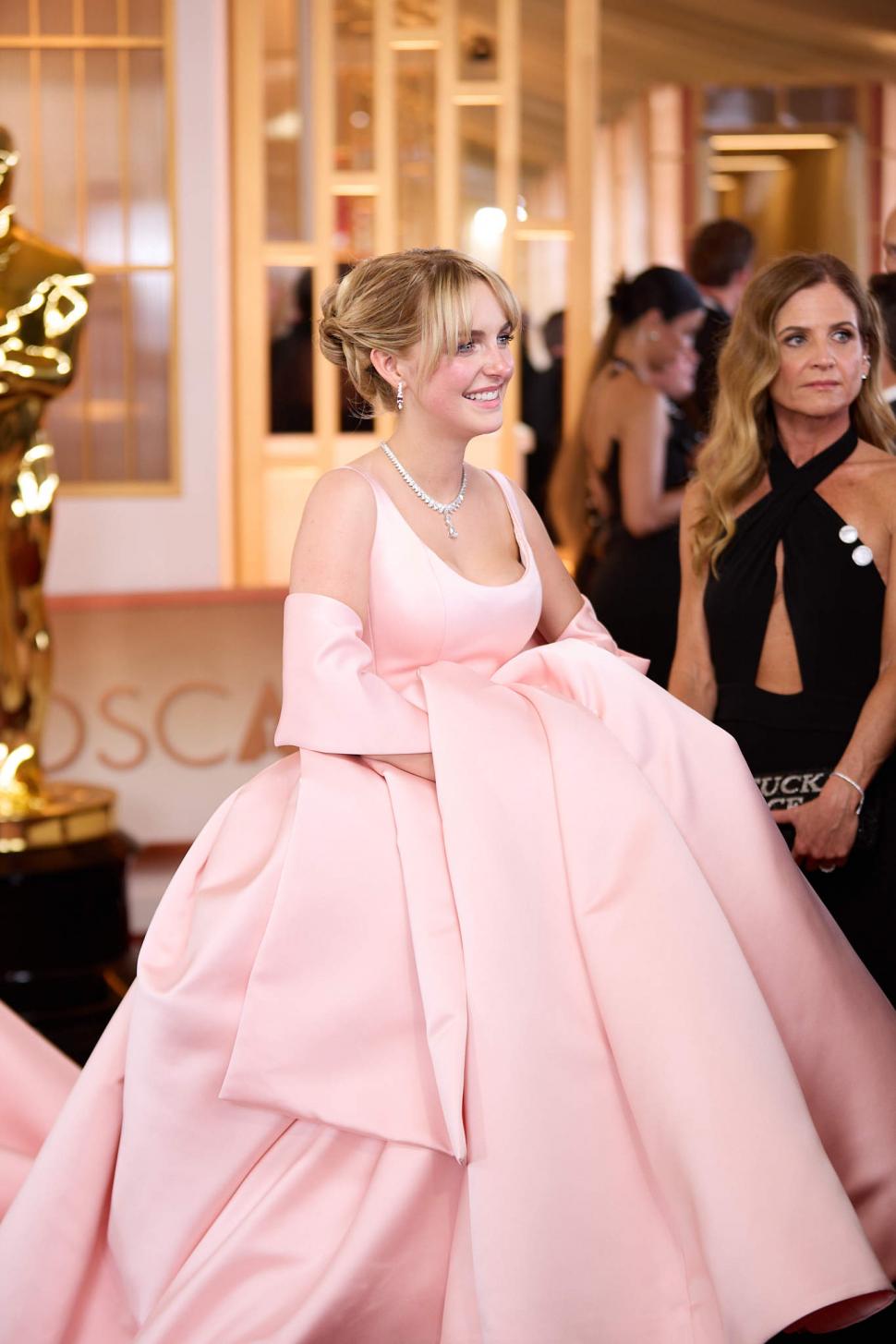 Oscar 2026. Imagini de covorul roșu și momente virale. Emma Stone a purtat „metal lichid”, Javier Bardem a stârnit reacții cu o broșă 1053712