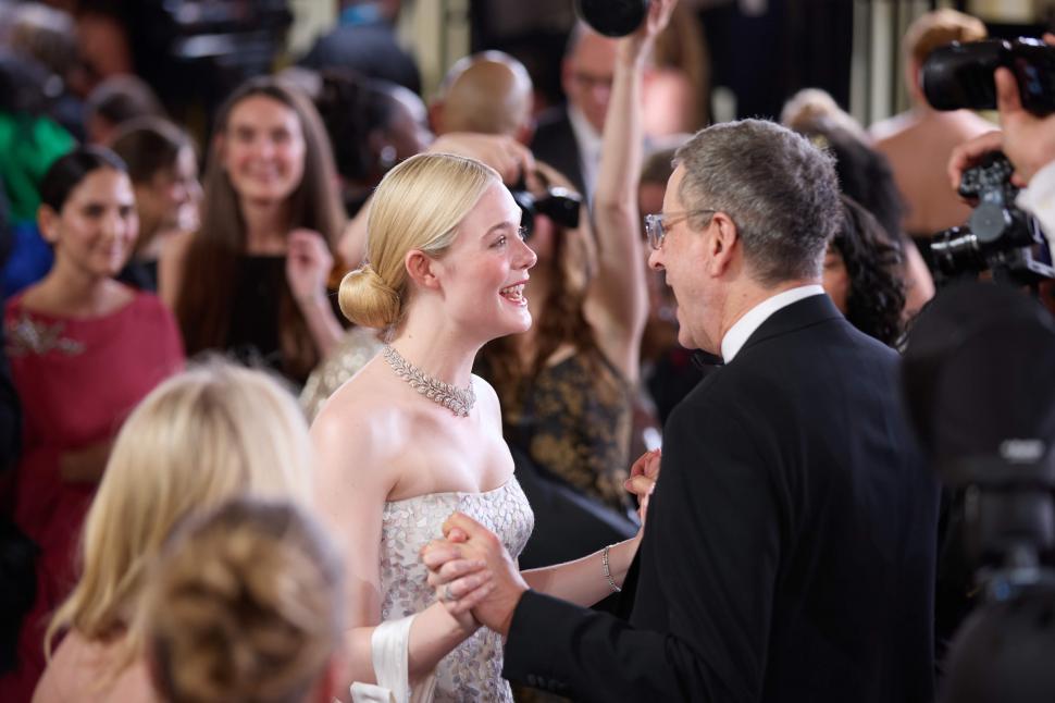 Oscar 2026. Imagini de covorul roșu și momente virale. Emma Stone a purtat „metal lichid”, Javier Bardem a stârnit reacții cu o broșă 1053714