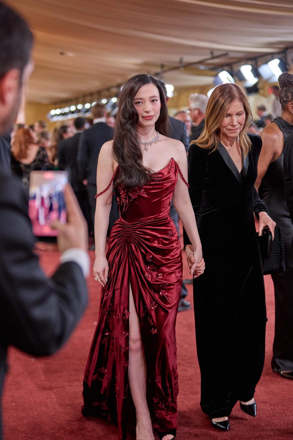 Oscar 2026. Imagini de covorul roșu și momente virale. Emma Stone a purtat „metal lichid”, Javier Bardem a stârnit reacții cu o broșă 1053715