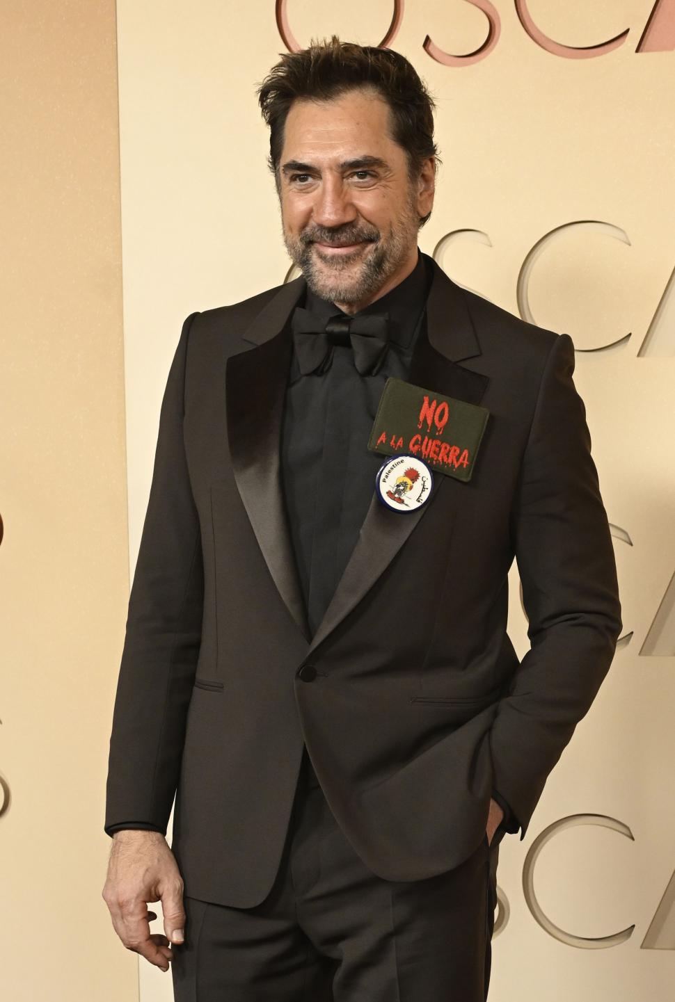 Oscar 2026. Imagini de covorul roșu și momente virale. Emma Stone a purtat „metal lichid”, Javier Bardem a stârnit reacții cu o broșă 1053718