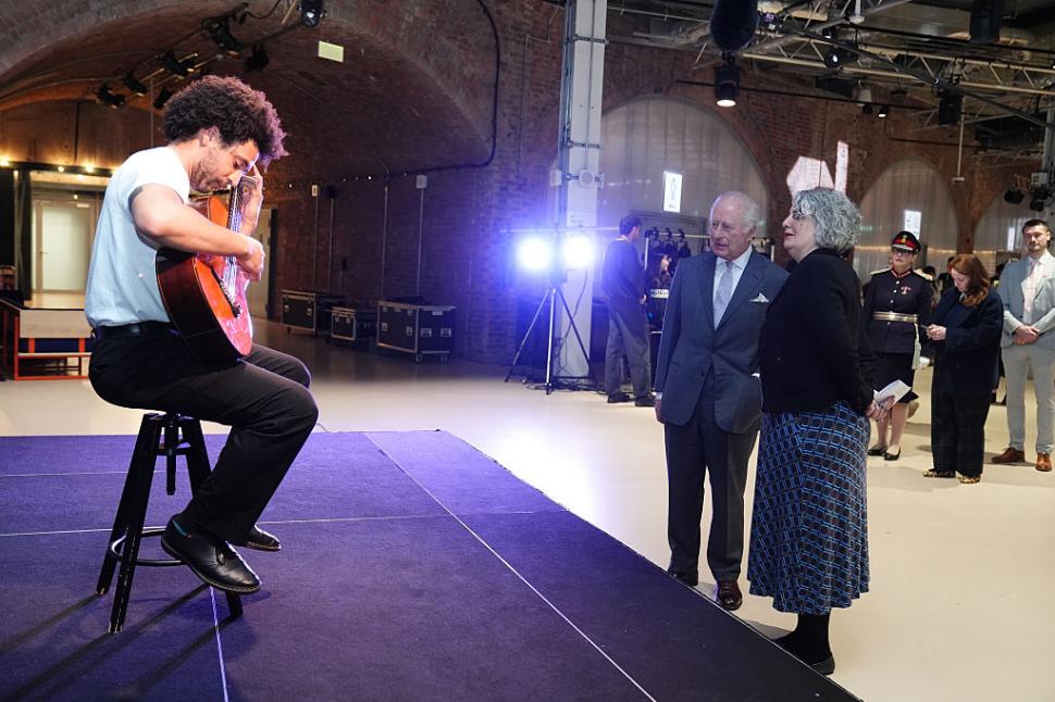 Regele Charles a urcat la pupitrul de DJ și a pus muzică la un eveniment în Manchester: „Era fascinat de toate butoanele” 1053923