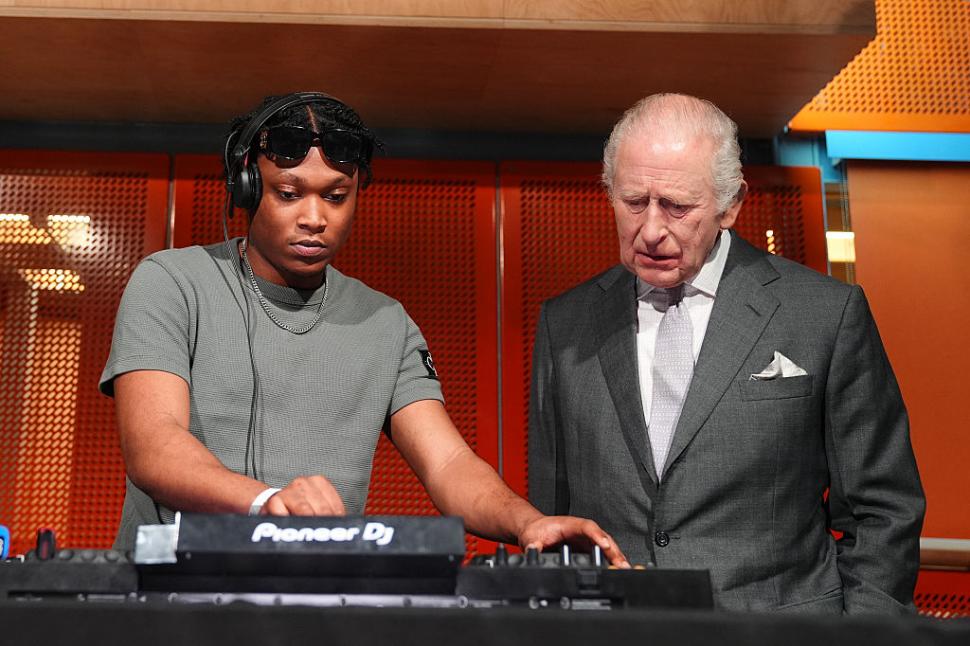 Regele Charles a urcat la pupitrul de DJ și a pus muzică la un eveniment în Manchester: „Era fascinat de toate butoanele” 1053924