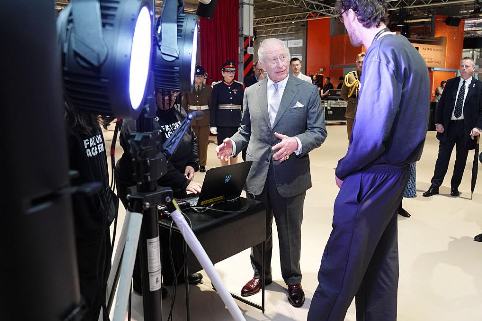 Regele Charles a urcat la pupitrul de DJ și a pus muzică la un eveniment în Manchester: „Era fascinat de toate butoanele” 1053925