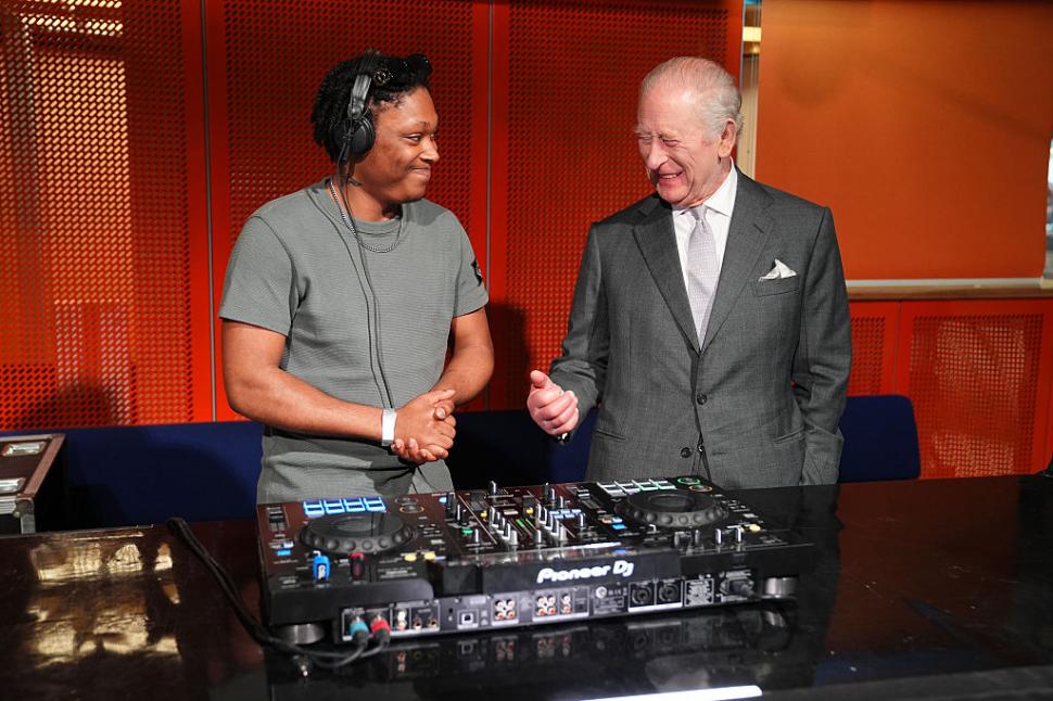 Regele Charles a urcat la pupitrul de DJ și a pus muzică la un eveniment în Manchester: „Era fascinat de toate butoanele” 1053926