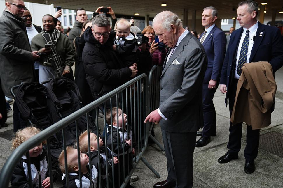 Regele Charles a urcat la pupitrul de DJ și a pus muzică la un eveniment în Manchester: „Era fascinat de toate butoanele” 1053928