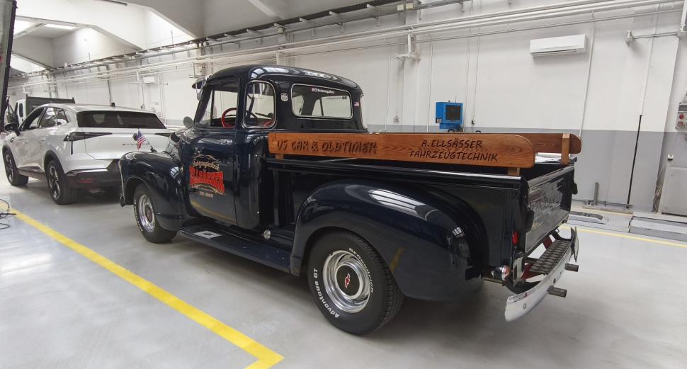 Imagini cu camioneta spectaculoasă, fabricată în 1952, care s-a prezentat la RAR Griviţa. "Era un cal de muncă pentru americani" 1054207