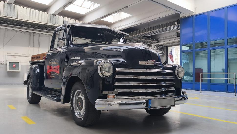 Imagini cu camioneta spectaculoasă, fabricată în 1952, care s-a prezentat la RAR Griviţa. "Era un cal de muncă pentru americani" 1054211